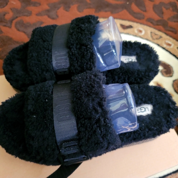 UGG W FLUFFITA BLACK WOMEN - Picture 1 of 5